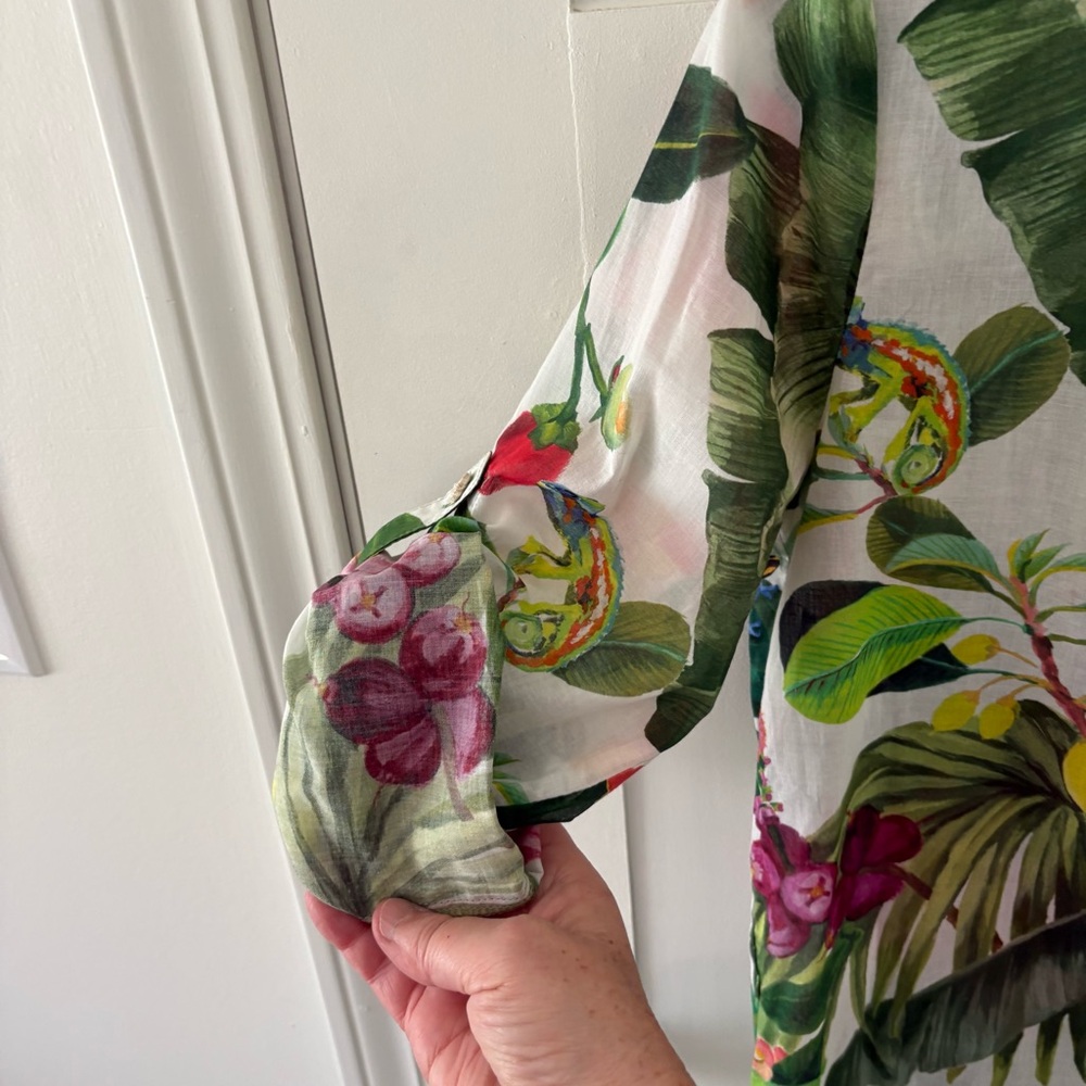 PERSIFOR Freya Placket Front Tropic in Grass Top. Size Small. - Picture 13 of 16